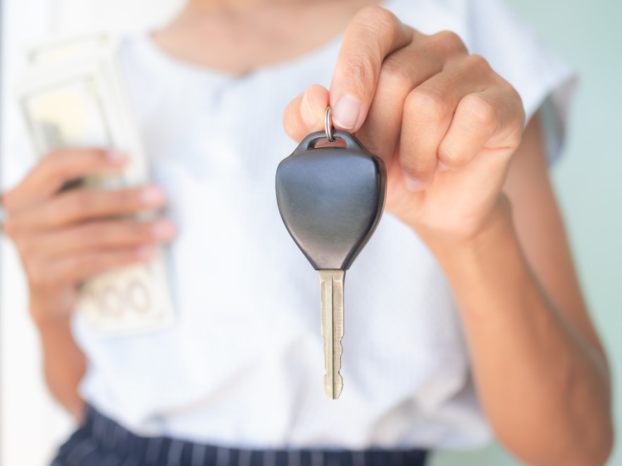 Person holding car keys and cash after getting a Tennessee title loan from LendNation