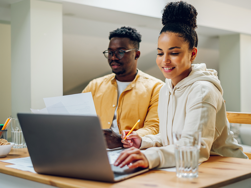 Couple applying for an online LendNation loan easily.
